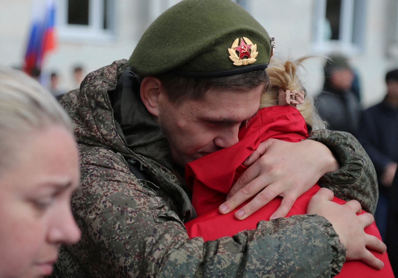 Een Russische reservist neemt afscheid van zijn dierbaren.