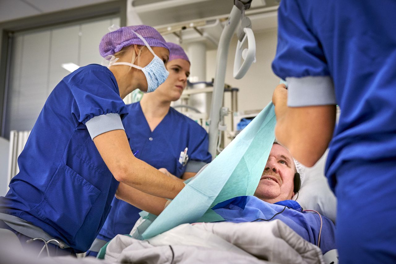 Een patiënt in het Erasmus MC krijgt muziek op tijdens de operatie.