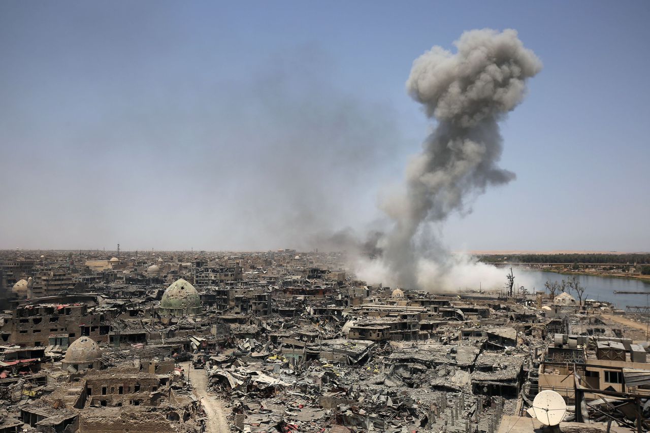Rook kringelt boven Mosul na een luchtaanval op IS-strijders
