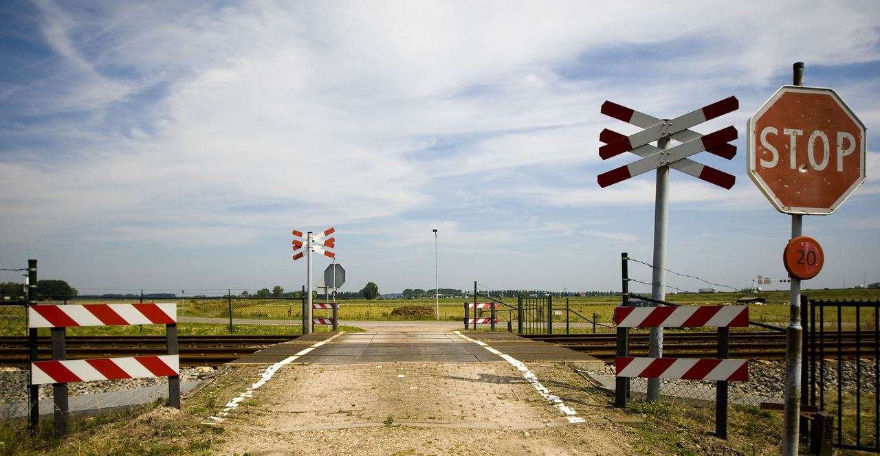 Een onbewaakte spoorwegovergang in Zetten in 2009. ProRail zegt in De Telegraaf het wachten zat te zijn en wil volgende week al beginnen met het afsluiten van de dertig gevaarlijkste overgangen.