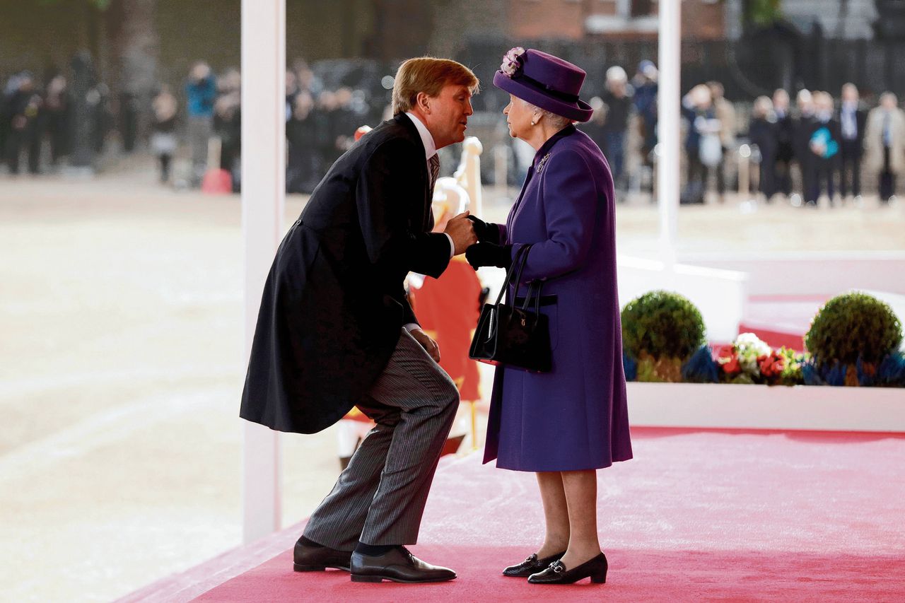 Koning Willem-Alexander wordt in Londen begroet door de Britse koningin Elizabeth aan het begin van het tweedaagse staatsbezoek.