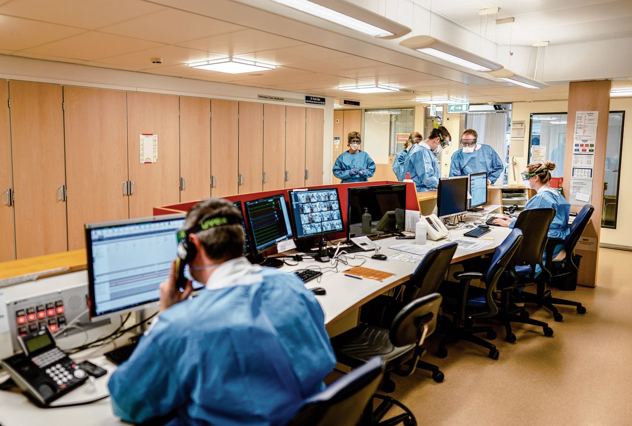 Medewerkers op de speciale Covid-IC-afdeling in het Leids Universitair Medisch Centrum (LUMC).
