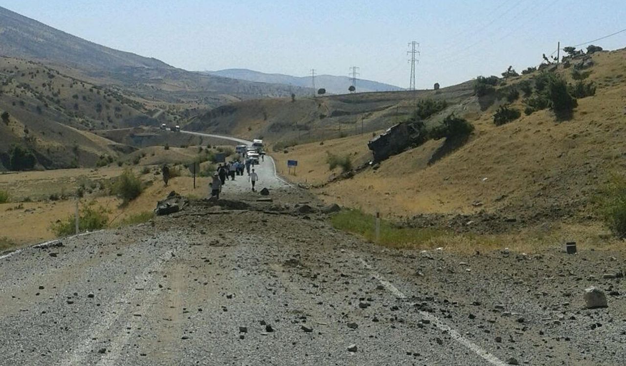 De schade na een eerdere bomaanslag van de PKK, in augustus van dit jaar.