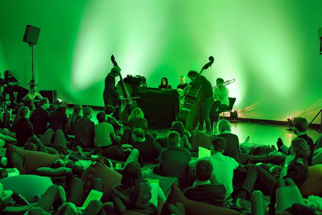 Blue(s) in Green, een performance voor live elektronica, rondom opgestelde speakers, twee contrabassen en een trombone.