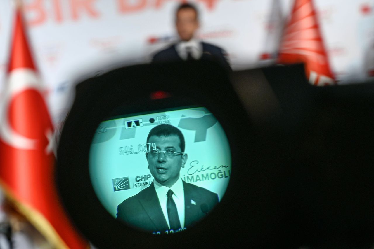 De Turkse oppositiekandidaat Ekrem Imamoglu wil dat de kiesraad hem uitroept tot nieuwe burgemeester van Istanbul.