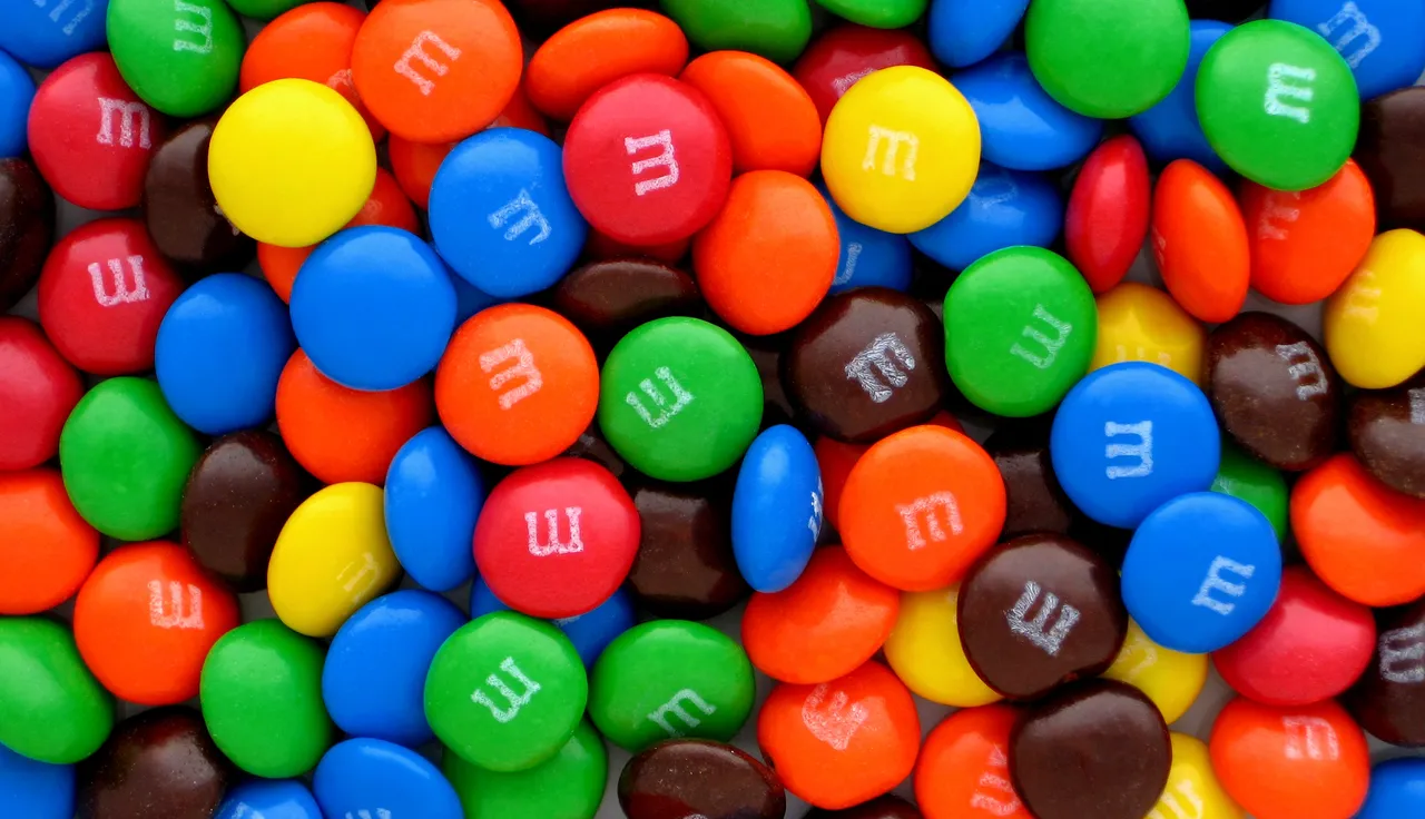 Zo moeilijk is het om M&M’s met natuurlijke stoffen blauw te kleuren - NRC