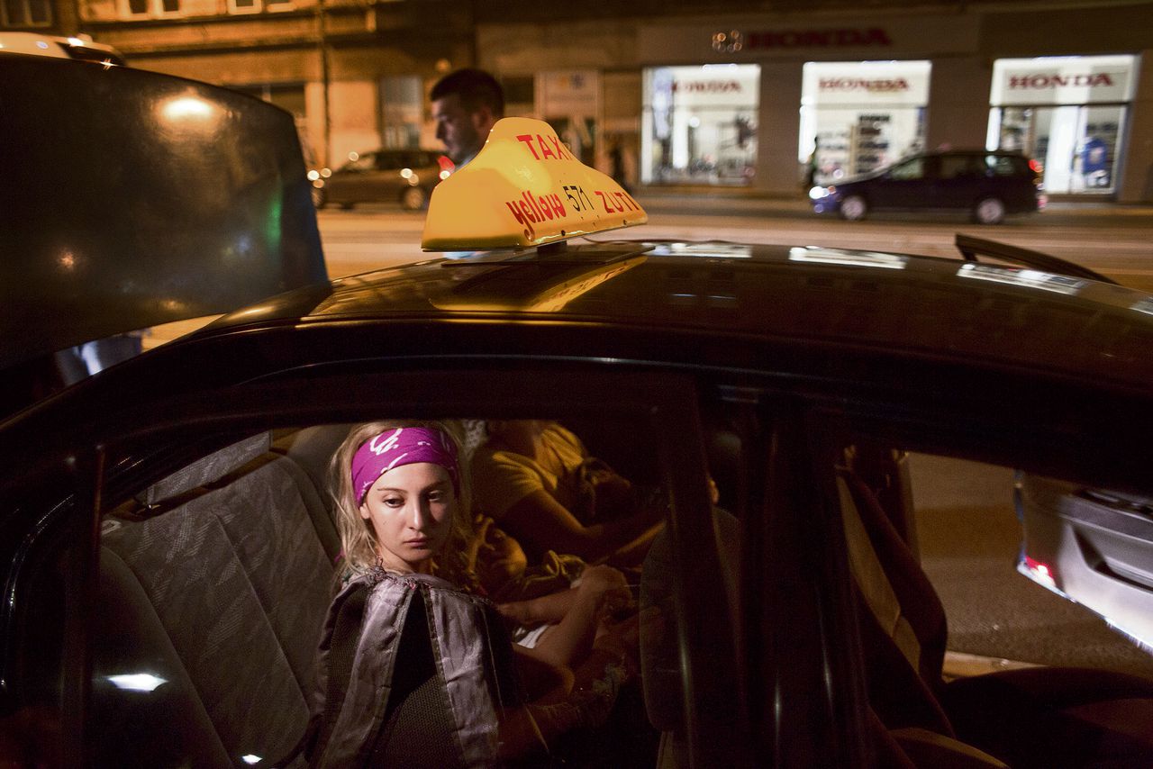 De 22-jarige vluchtelinge Yara Aldebeyat in de taxi in Belgrado. De vluchtelingen worden er gedwongen extra geld te betalen. Taxichauffeurs weten dat vluchtelingen cash op zak hebben en bang zijn voor de politie. Foto Matthew Cassel.