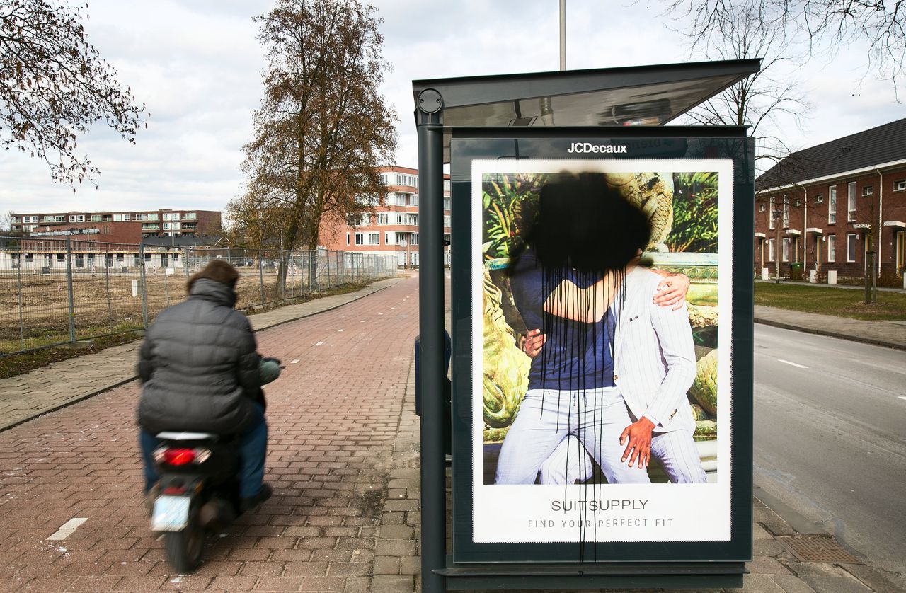 ‘Tientallen reclameborden met homo-erotische posters beschadigd’ 