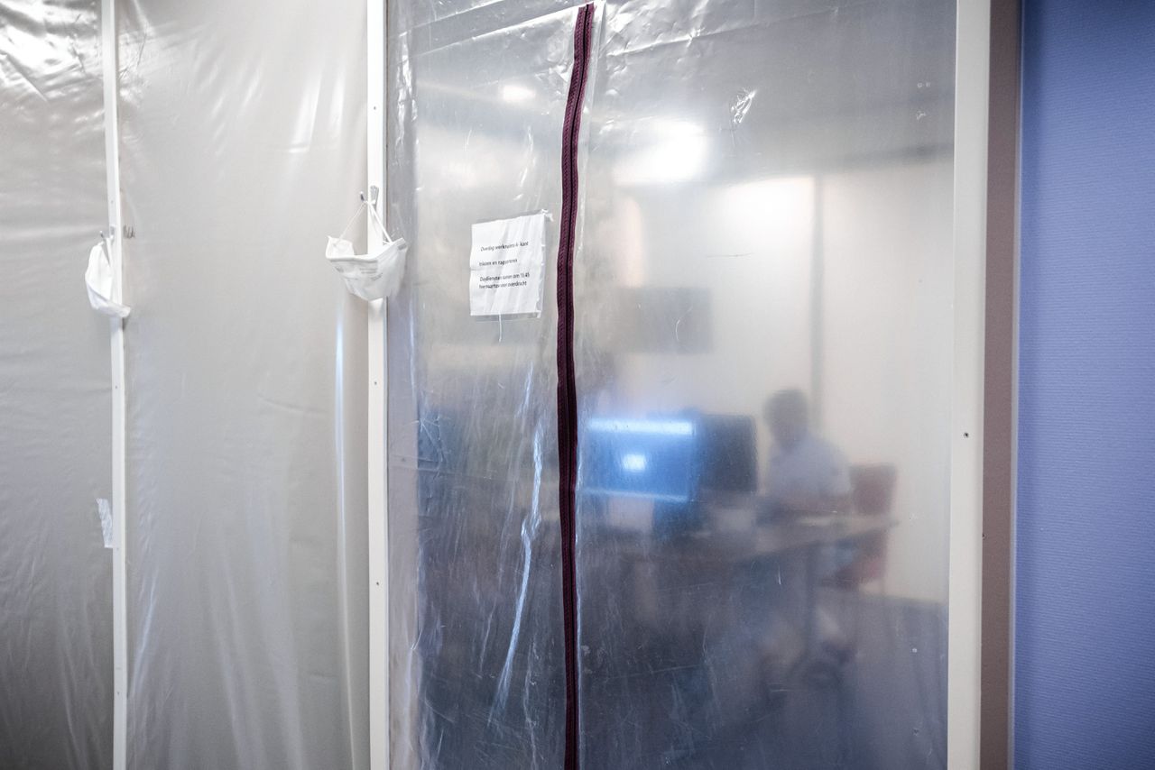 Plastic schermen moeten voorkomen dat corona zich verspreidt. Het ziekenhuis op deze foto's komt niet voor in het artikel. Foto Rob Engelaar/ANP