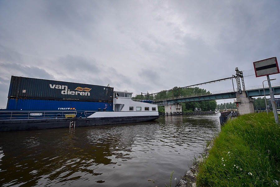 Zondagavond voer een containerschip tegen een spoorbrug in de buurt van Gouda.