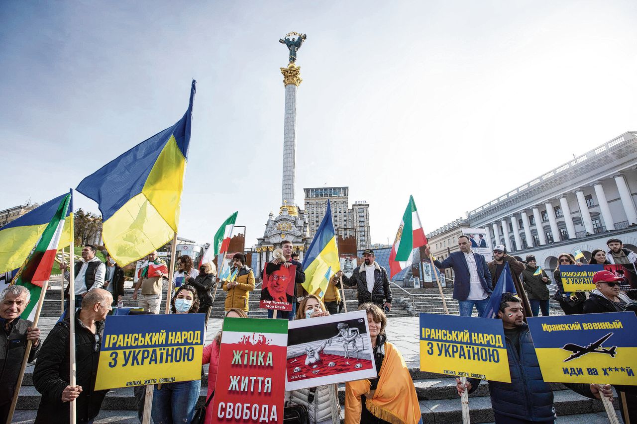 In het centrum van Kiev demonstreren Iraniërs tegen het Iraanse regime en tegen de wapenleveranties van Iran aan Rusland.