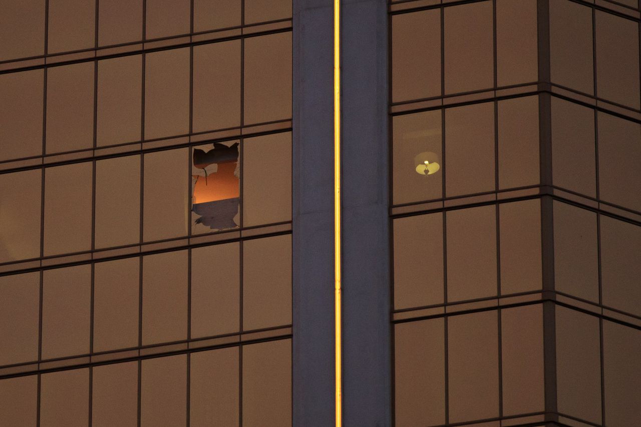 Het raam in het Mandalay Bay Resort hotel van waaruit de schutter, Stephen Paddock, op de mensenmenigte schoot.
