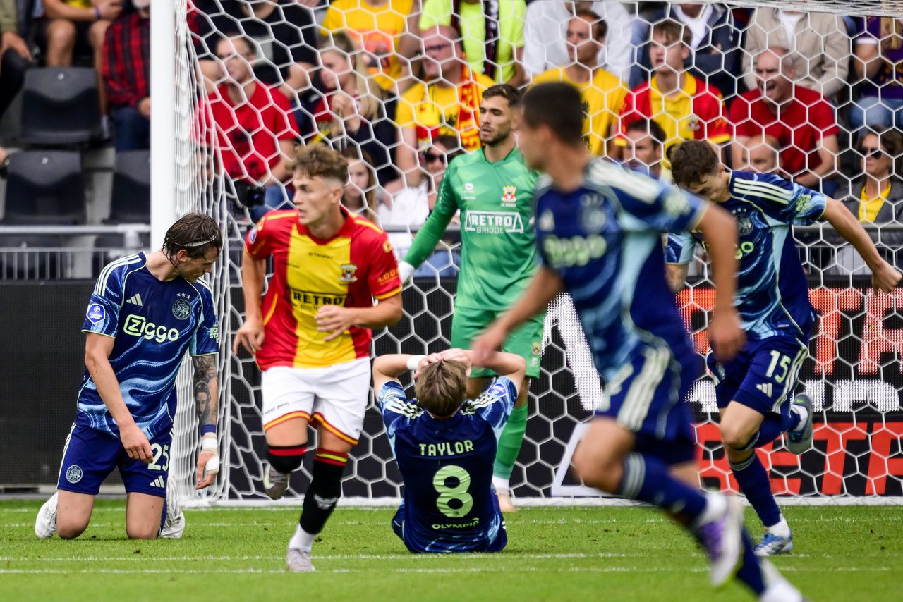 Moedeloos ogende handgebaren bij Ajax. Nu al, zo vroeg in het seizoen