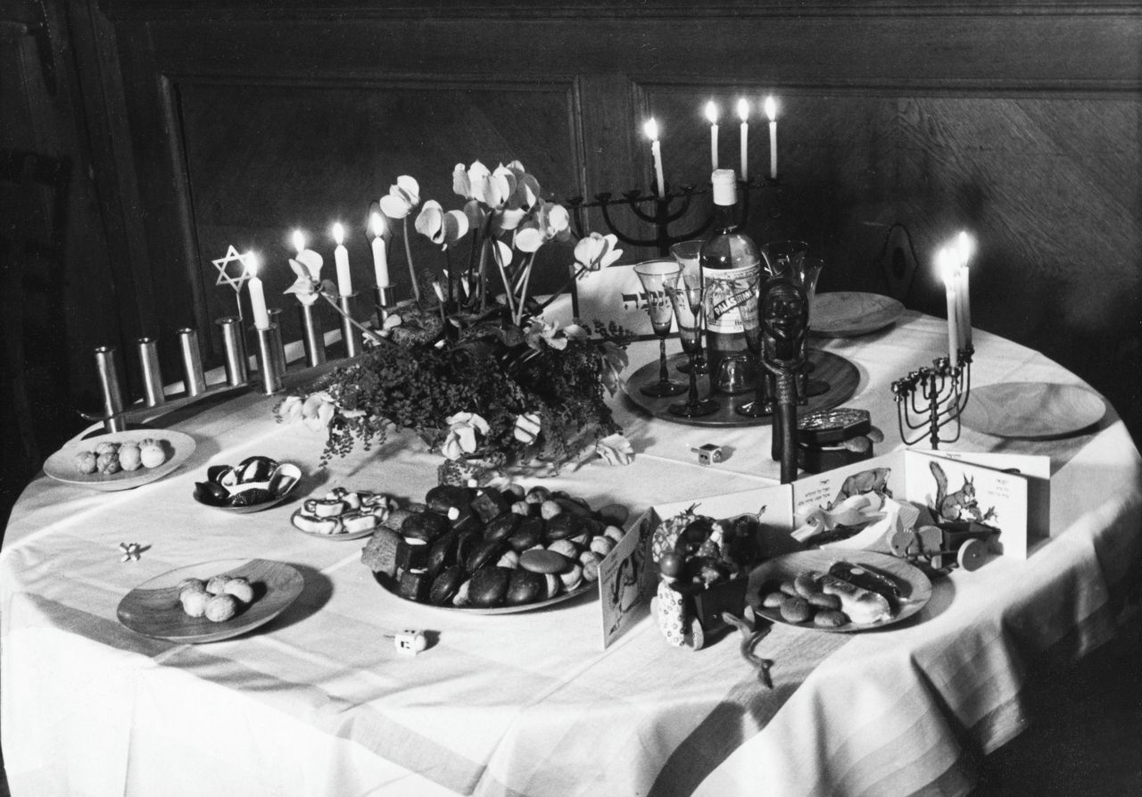 Een tafel gedekt voor de viering van Chanoeka. Berlijn, 1935