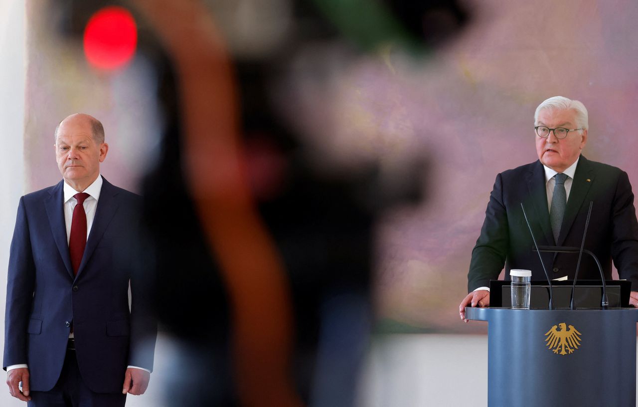 De Duitse kanselier Olaf Scholz (links) en bondspresident Frank-Walter Steinmeier bij een evenement in Berlijn op 25 april.