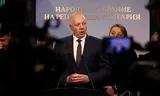 De Bulgaarse premier Rosen Zhelyazkov spreekt met de media voordat hij het aftreden van zijn regering aankondigt.