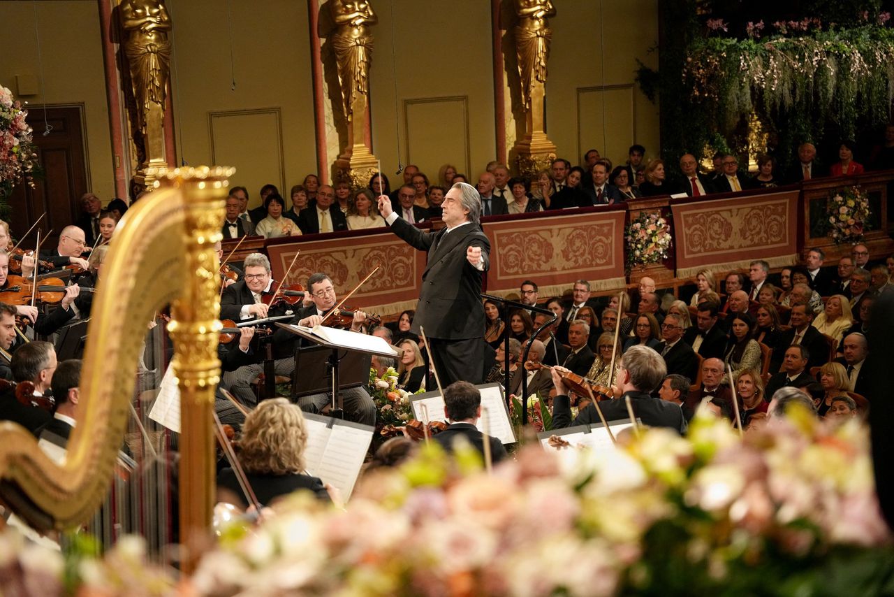 De muziek is prachtig, het orkest een droom, maar het jaarlijkse Nieuwjaarsconcert is een façade en de wals een leugen