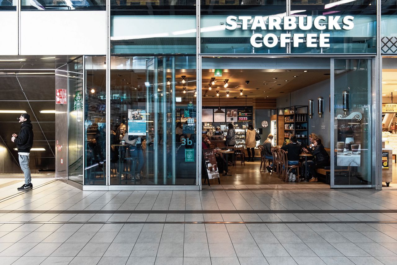 De Nederlandse belastingafspraken met koffiereus Starbucks, die tientallen vestigingen heeft in Nederland, „voldoen aan nationale en internationale regels”.