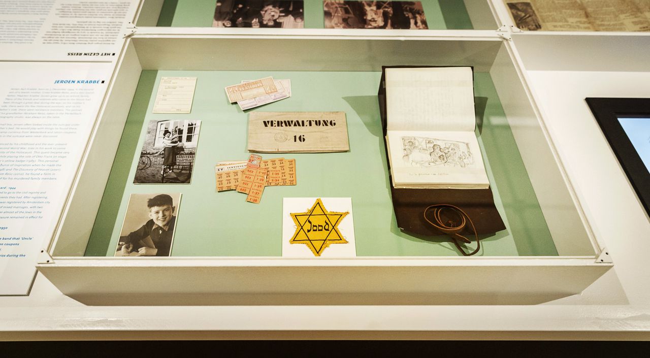 Het Nationaal Holocaust Museum in de voormalige Hervormde Kweekschool. De eerste expositie is 'De ondergang van Abraham Reiss' van Jeroen Krabbe.
