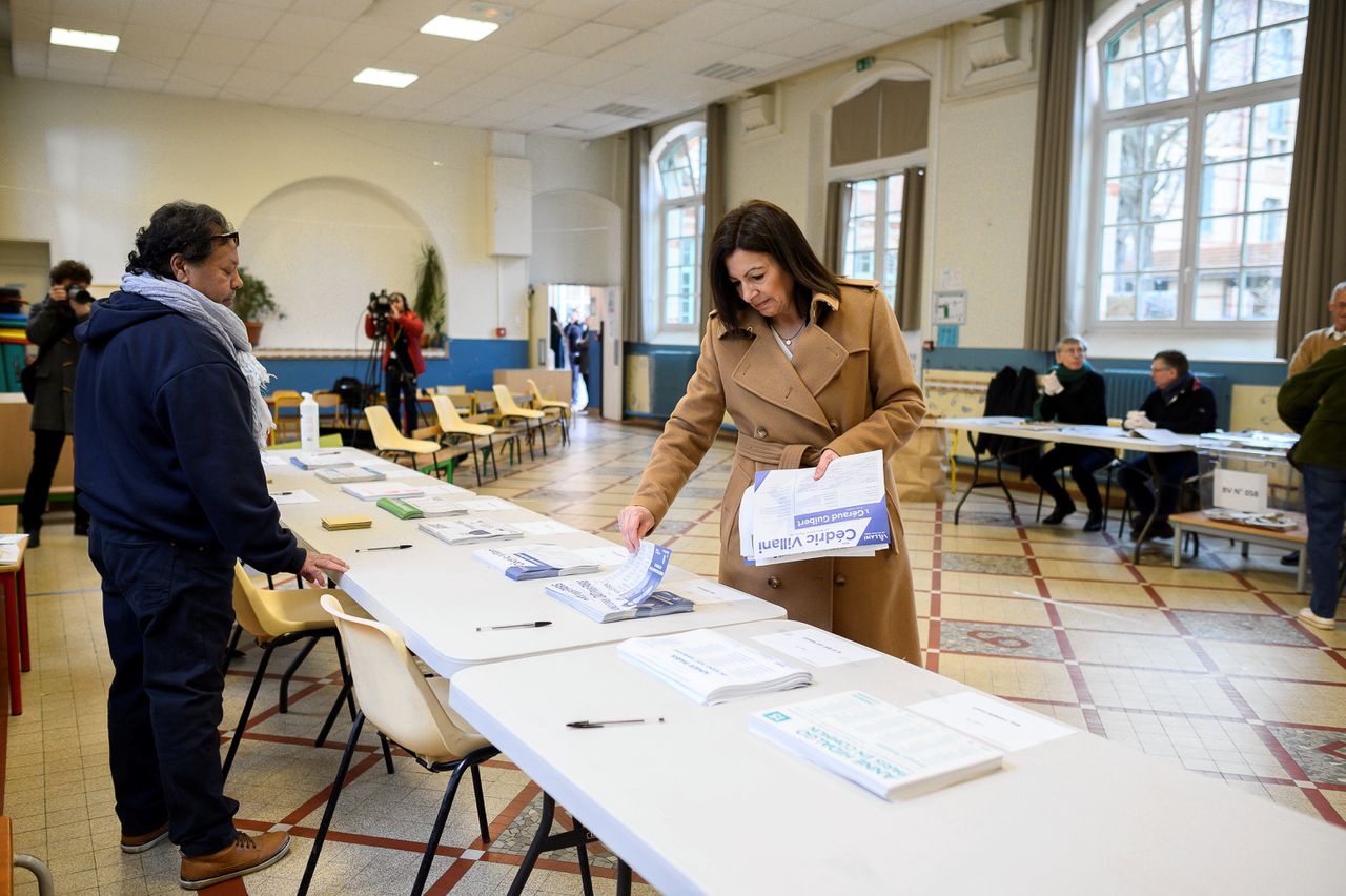 De Parijse burgemeester Anne Hidalgo zondag bij een stembureau in Parijs.