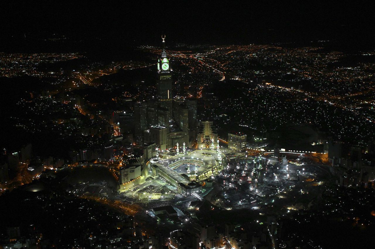 De Grote Moskee in de voor moslims heilige stad Mekka tijdens de ramadan. Foto Reuters The Mecca Clock overlooks the Grand Mosque during the Muslim month of Ramadan in the holy city of Mecca August 20, 2011. REUTERS/Hassan Ali (SAUDI ARABIA - Tags: SOCIETY RELIGION)
