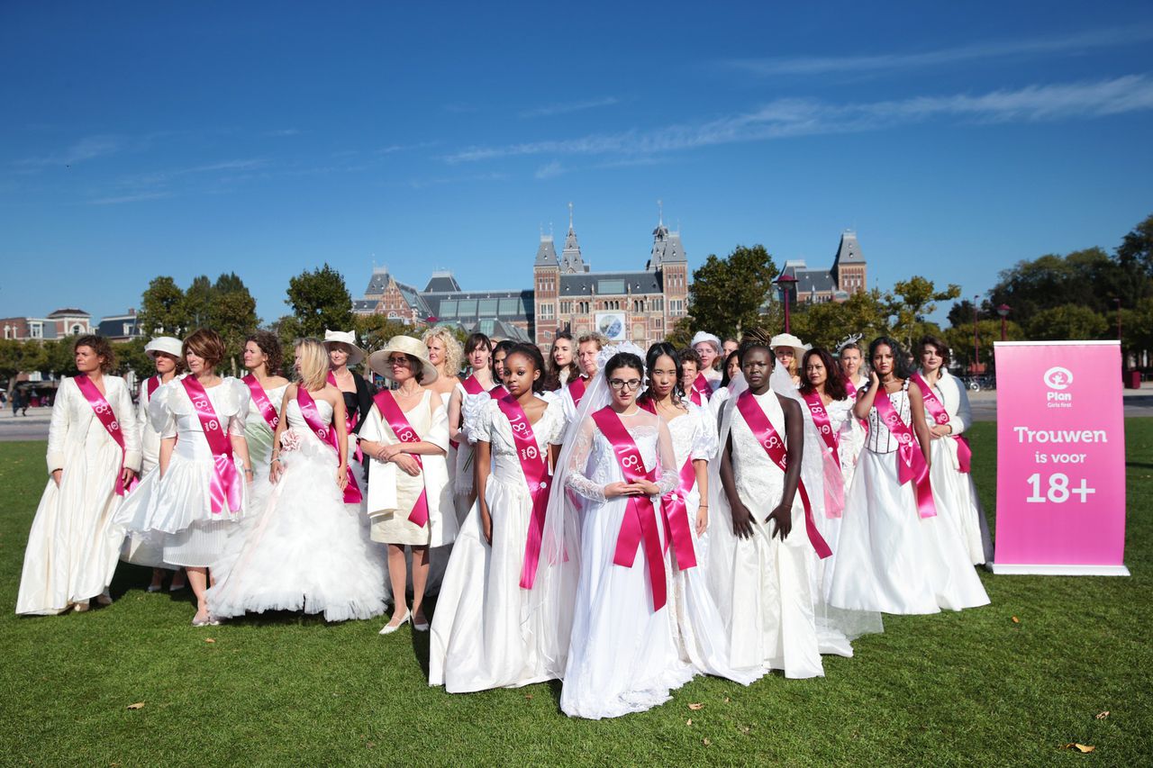 Actiegroep Plan Nederland voert een actie uit om aandacht te vragen voor de problematiek van kindhuwelijken.