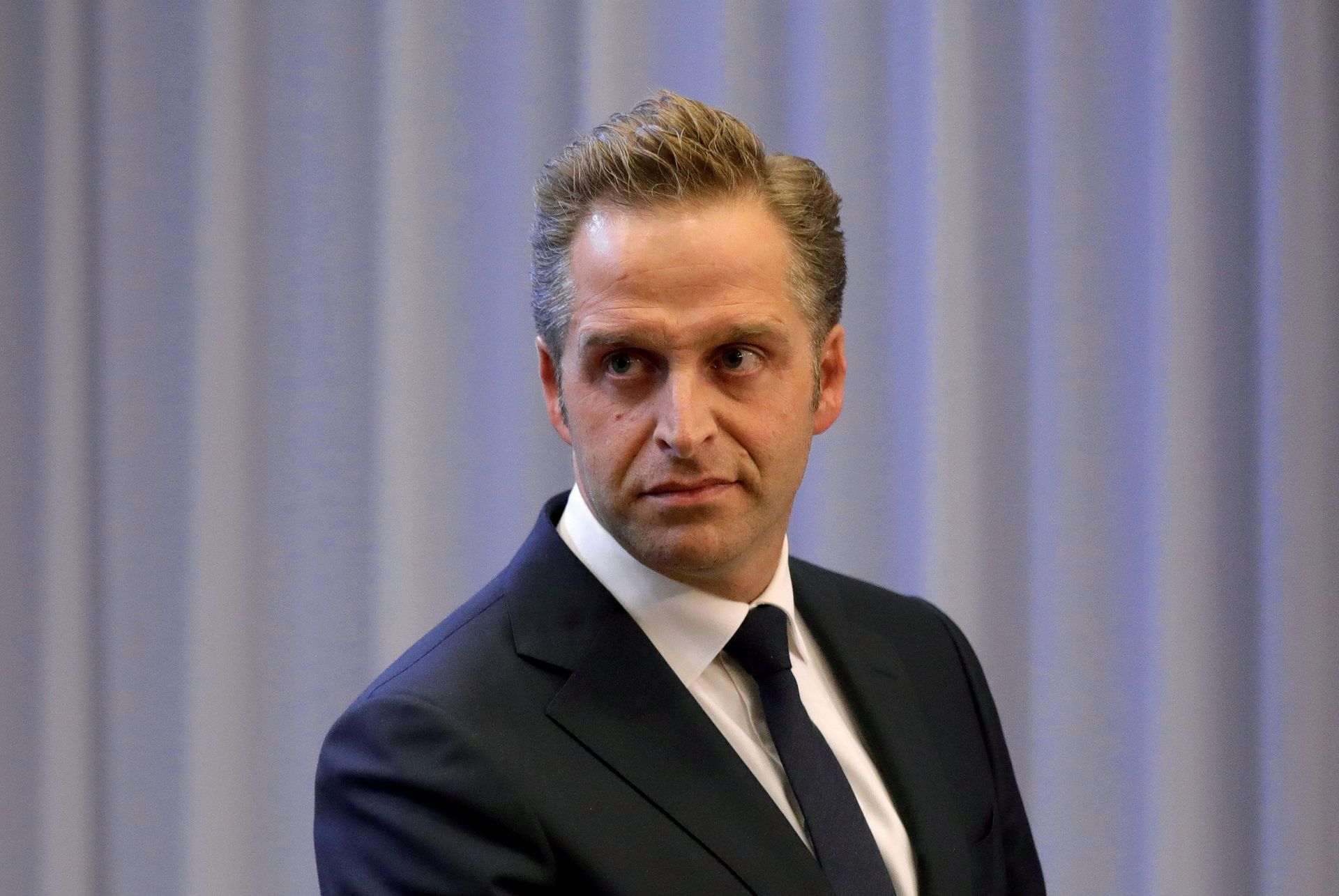 Hugo de Jonge vaccineren met AstraZeneca volgende week hervat NRC
