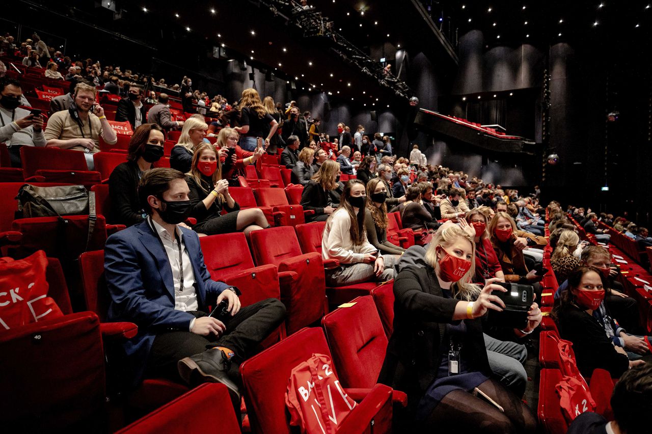 Experiment met coronaproof congres: ‘Ik kan hier snel weer aan wennen’ 