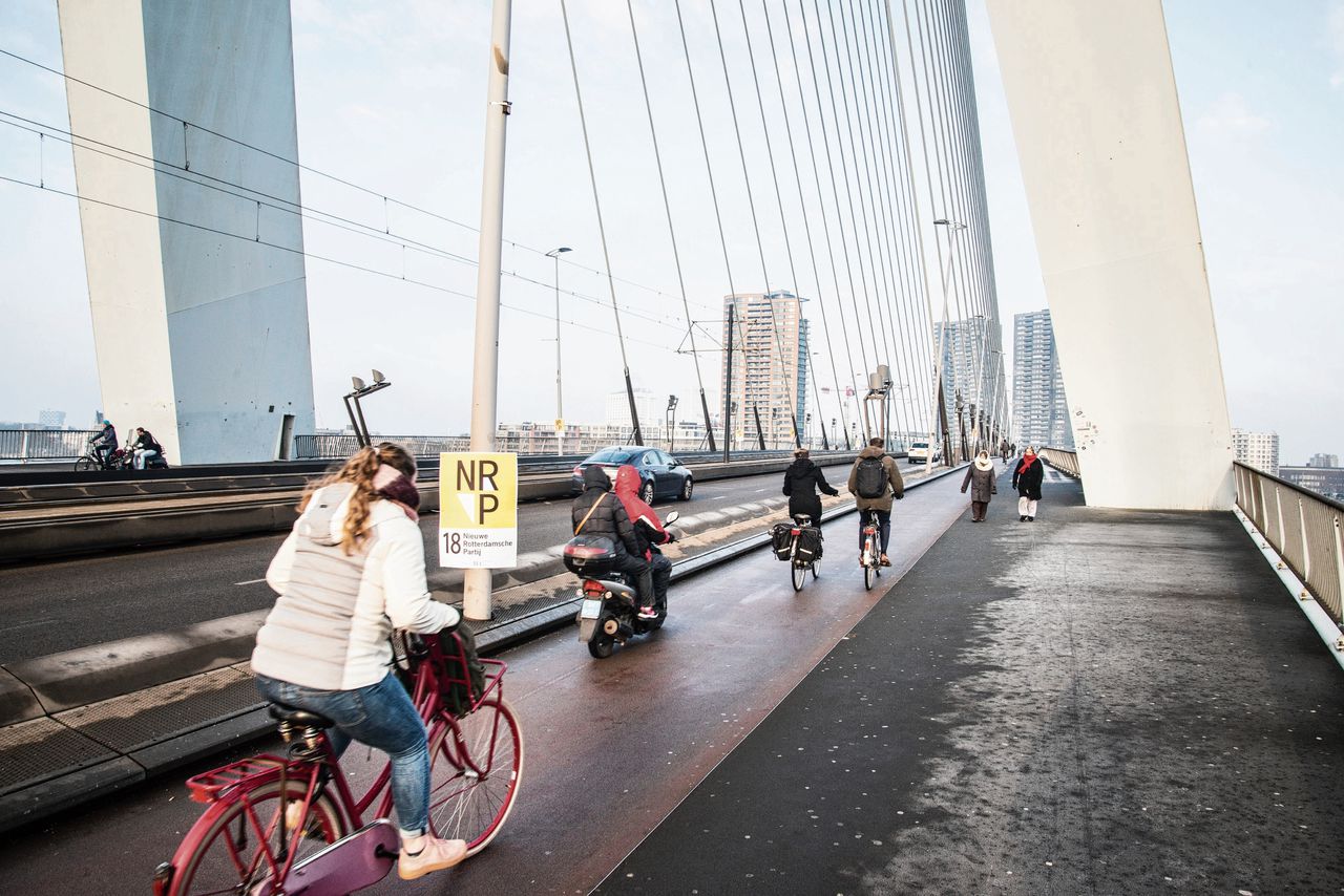 Scholieren op de Erasmusbrug in Rotterdam. Eenderde van alle leerlingen uit Rotterdam-Zuid, vooral uit hoogopgeleide gezinnen, gaat naar school in Noord.
