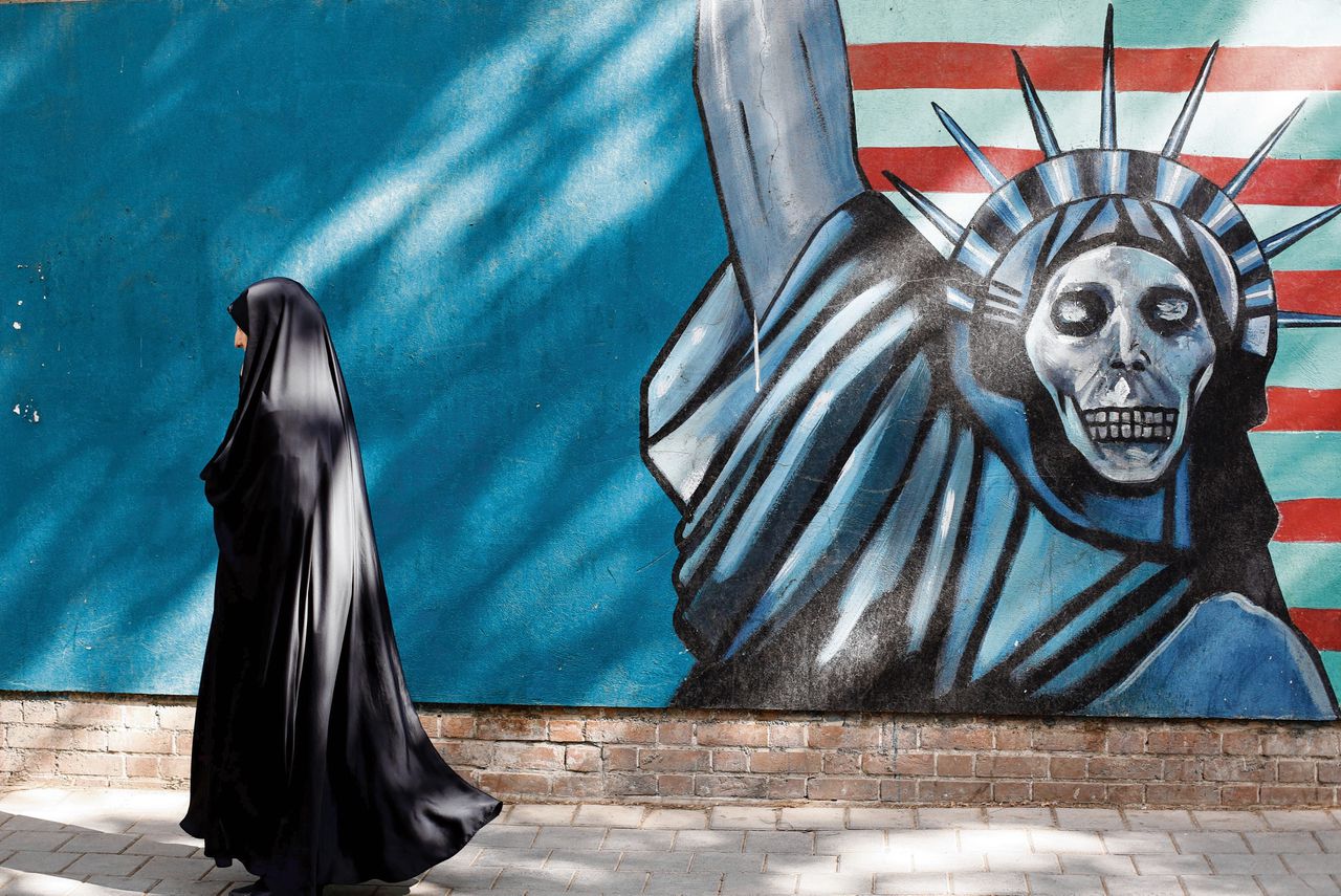 Muurschildering op voormalige Amerikaanse ambassade in Teheran, 2015