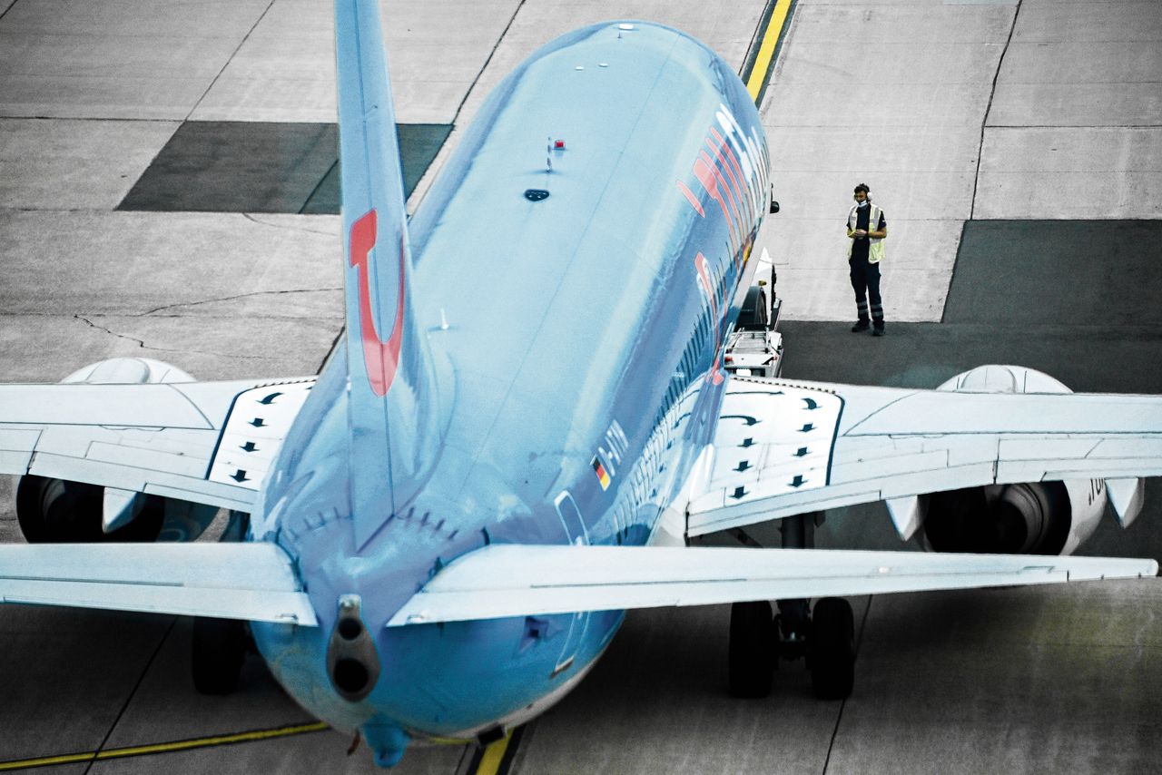 Een Boeing 737 van TUI Fly op het vliegveld van Dusseldorf. Begin oktober 2020 had een soortgelijk TUI-toestel problemen met de hoogte- en snelheidsmeters.
