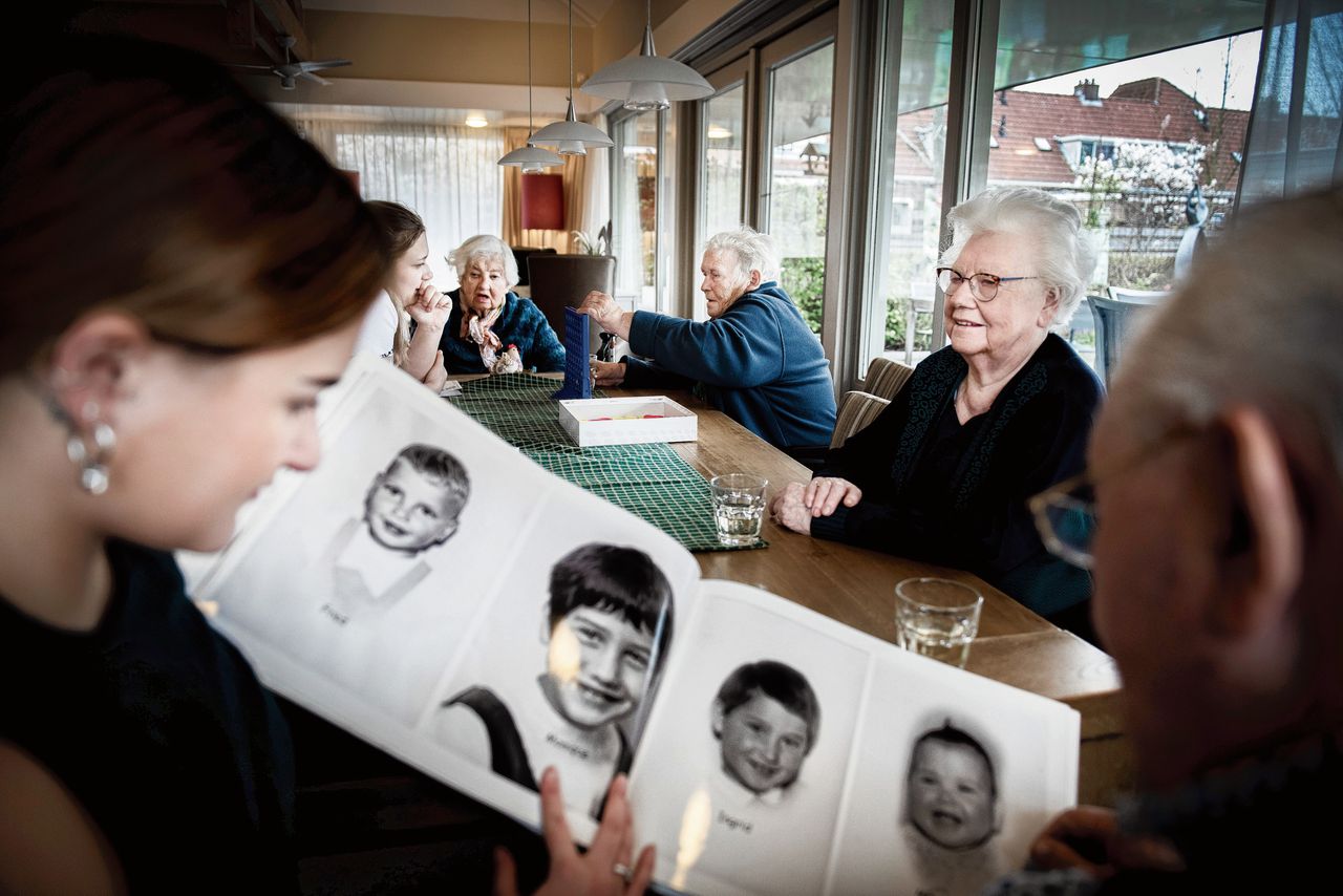 In Woonhuis Wageningen verdiepen medewerkers zich in de levensverhalen van bewoners. De ouderen hebben er veel meer vrijheid dan in de traditionele verpleegzorg.