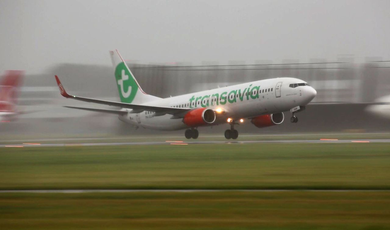 Videostill van beelden van de landing van het toestel van Transavia op Schiphol op 25 juli 2015.