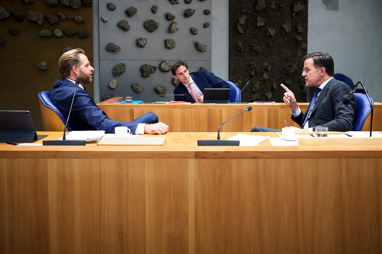 Demissionair premier Rutte, demissionair ministers Hugo de Jonge en Wopke Hoekstra in de Tweede Kamer.