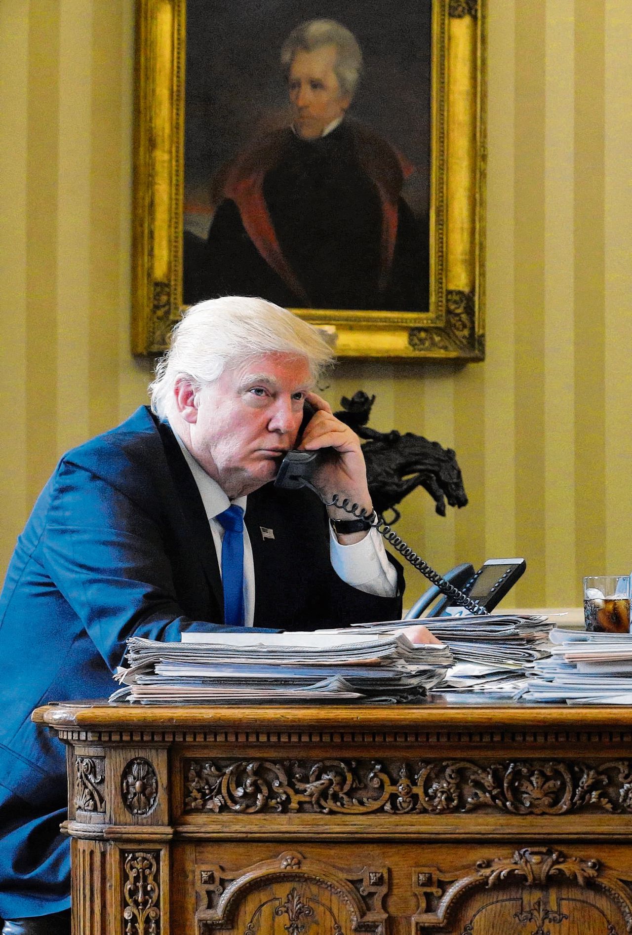 President Trump in de Oval Office.