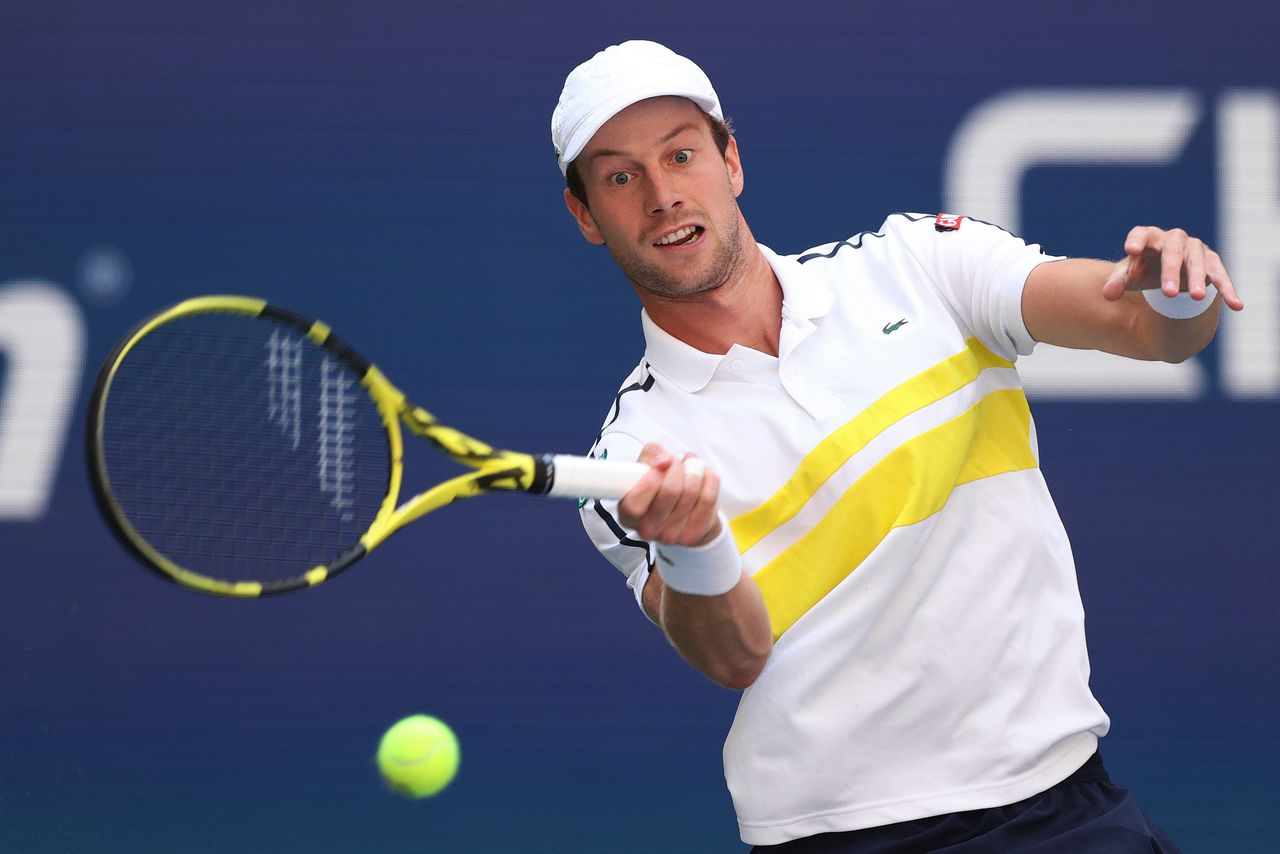 Botic van der Zandschulp in actie tegen de Rus Daniil Medvedev in de kwartfinale van de US Open.