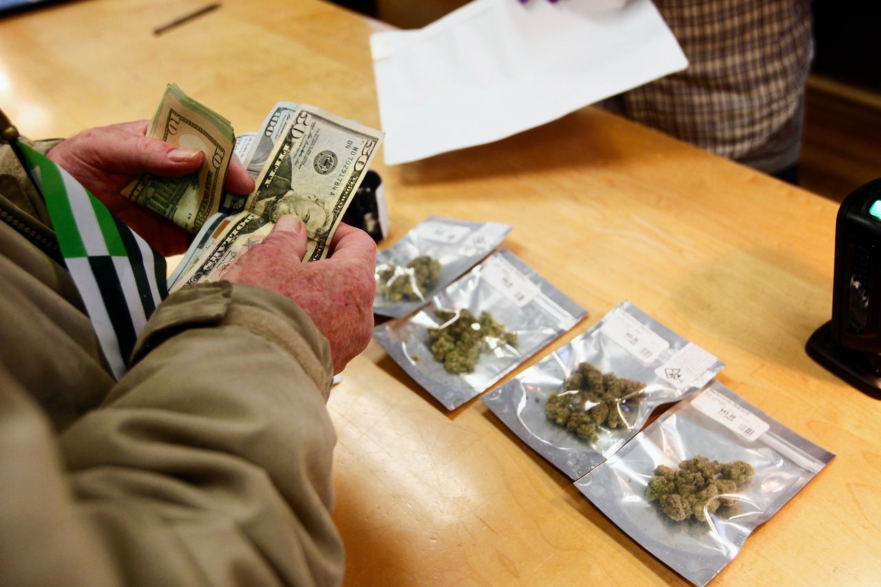 Een man koopt wiet in Oakland, Californië, waar de drug sinds 1 januari legaal is.