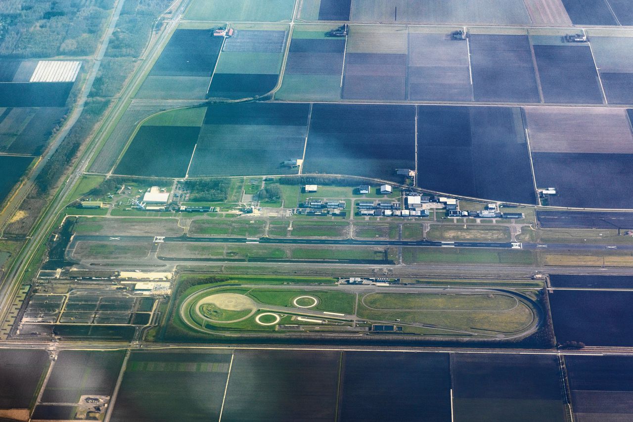 Luchtfoto van Lelystad Airport, februari 2018. De nieuwe terminal (linksonder) is inmiddels voltooid. De bebouwing boven de baan is het ‘oude’ vliegveld. De weg links is de N302 tussen Lelystad en Harderwijk.