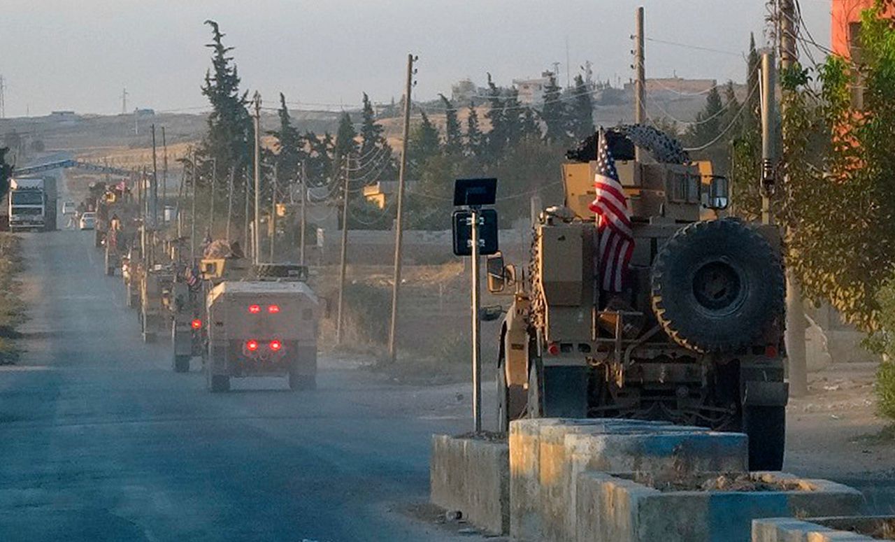 Amerikaanse militaire voertuigen trekken zich maandag terug uit noordoost-Syrië.