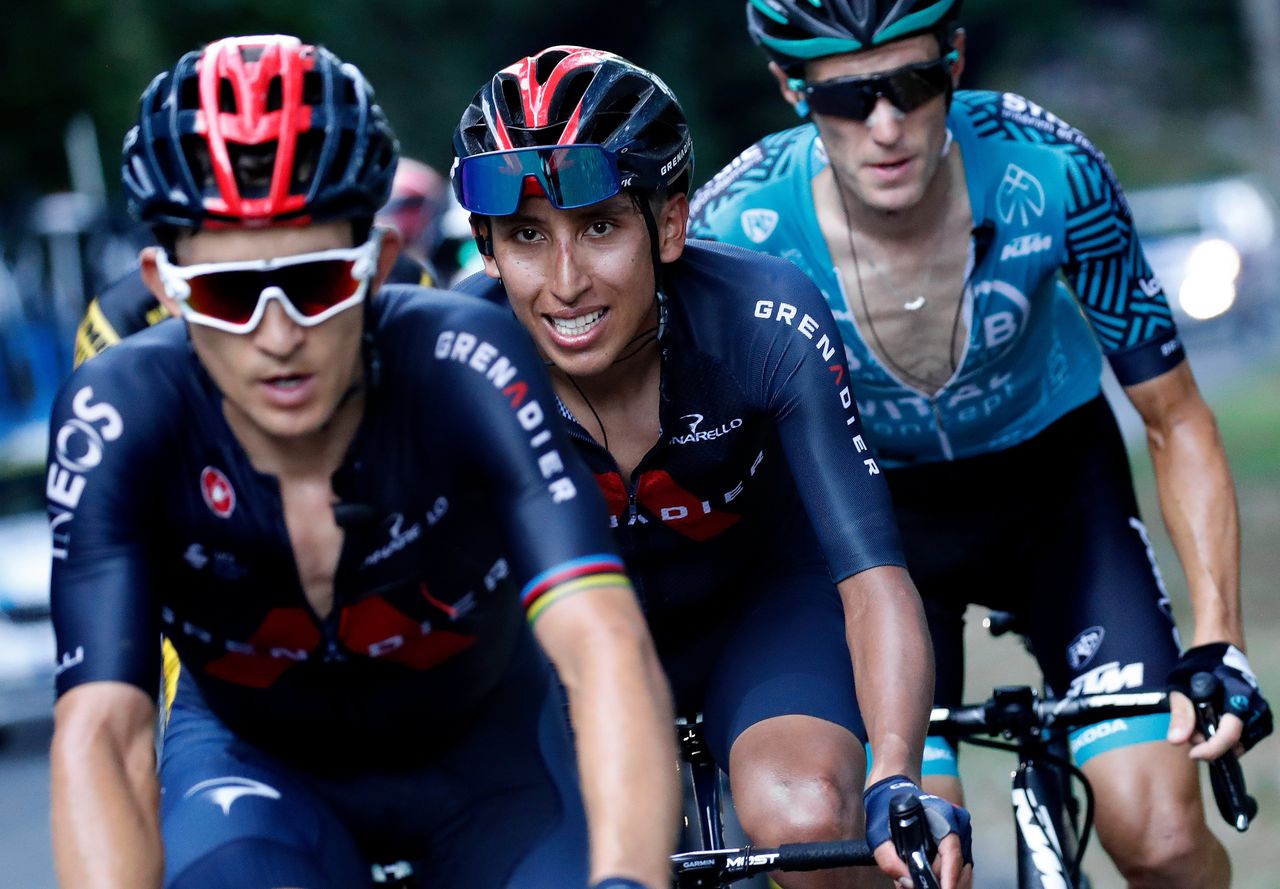 Egan Bernal (midden) van Team Ineos zwoegt omhoog op de Grand Colombier in de vijftiende etappe.
