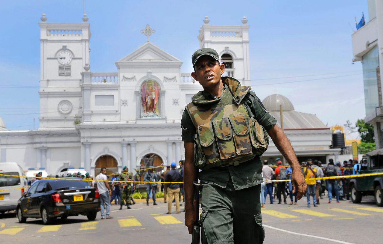 Militairen op straat in Colombo na de aanslagen.
