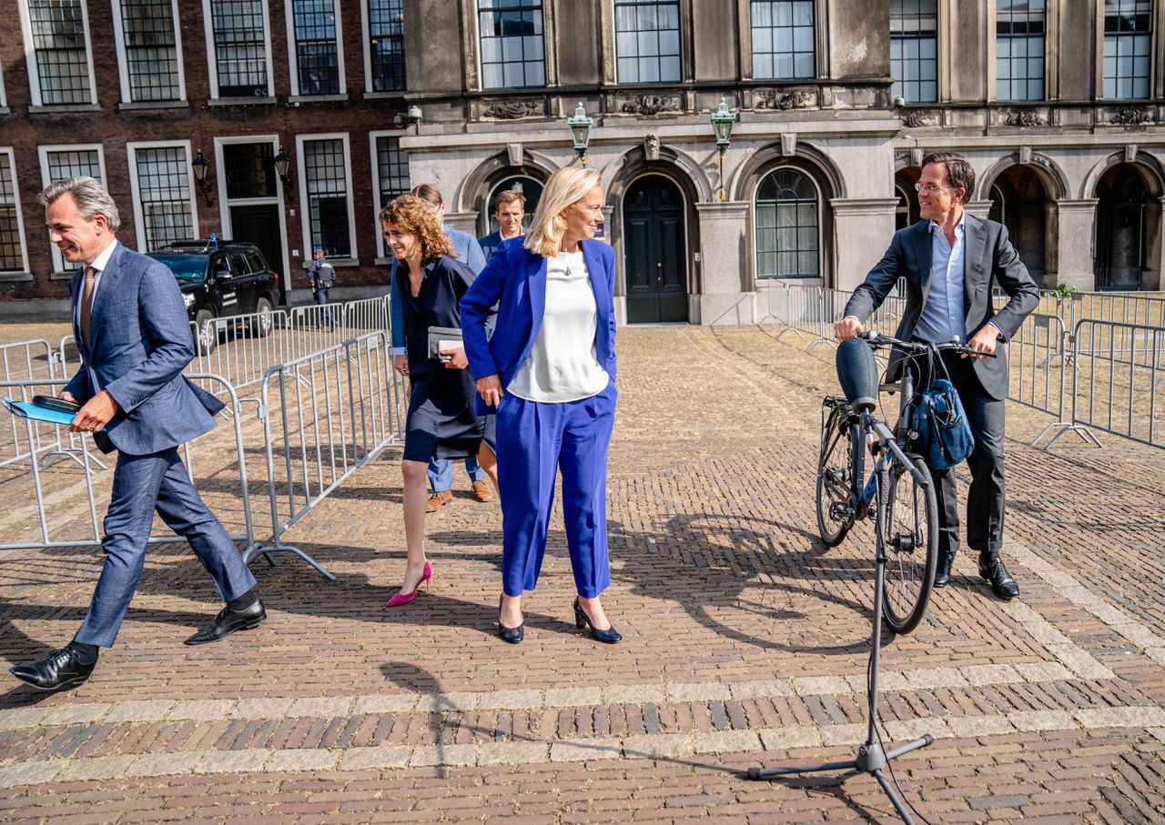 De twee formatieteams van VVD en D66 na hun laatste ‘openbare’ uitloop bij de Stadhouderskamer was woensdag 23 juni. Van links naar rechts Mark Harbers (VVD), Sophie Hermans (VVD), Sigrid Kaag (D66) en Mark Rutte (VVD).
