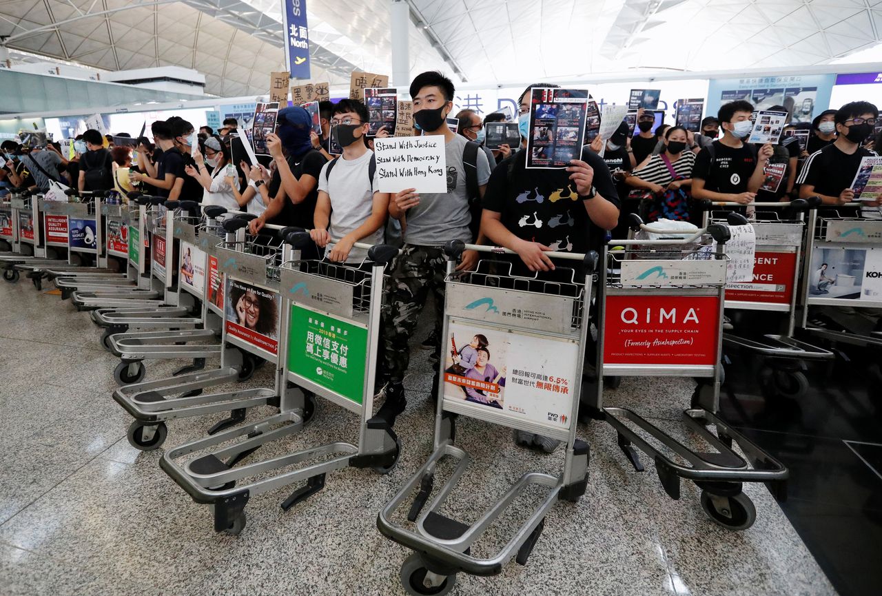 Hongkong annuleert alle vluchten voor tweede dag op rij 