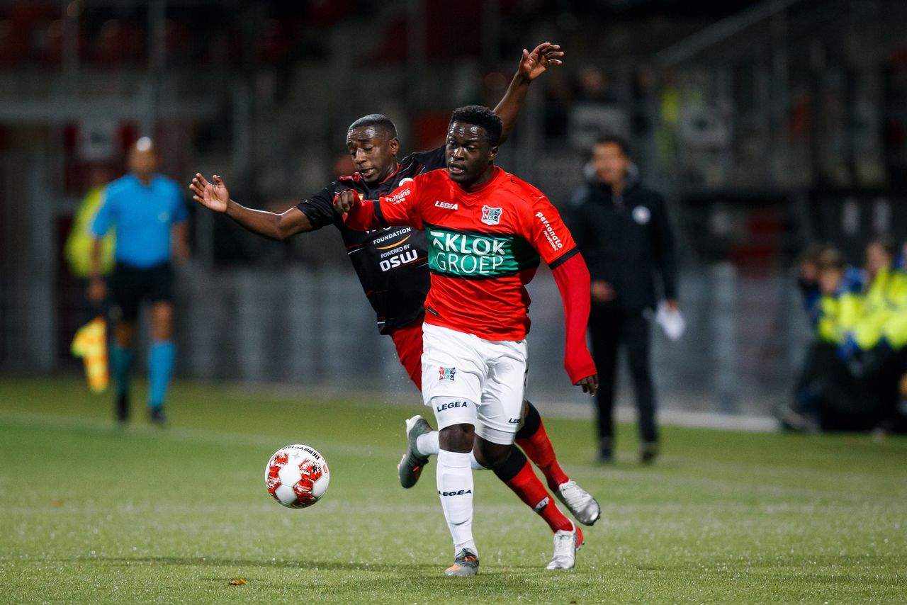Voetbalwedstrijd Den Bosch- Excelsior tijdelijk gestaakt vanwege racisme 