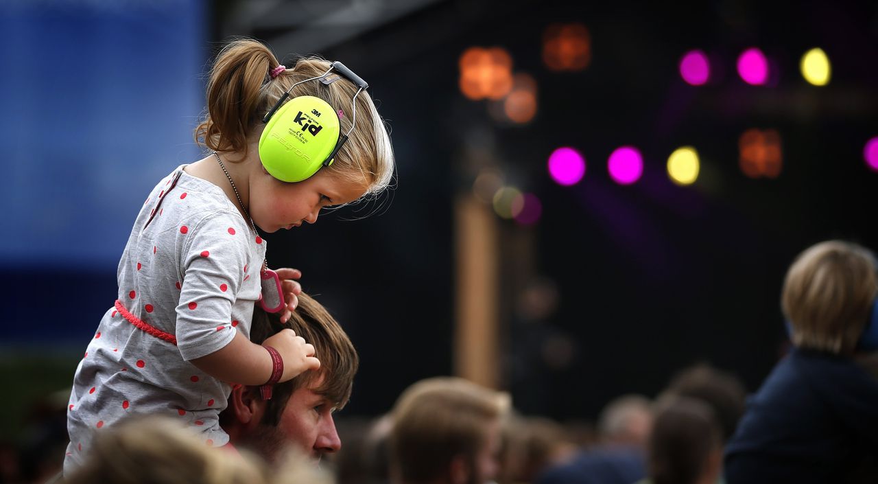 Jonge festivalbezoeker met gehoorbescherming op popfestival ‘Into the great wide open’.