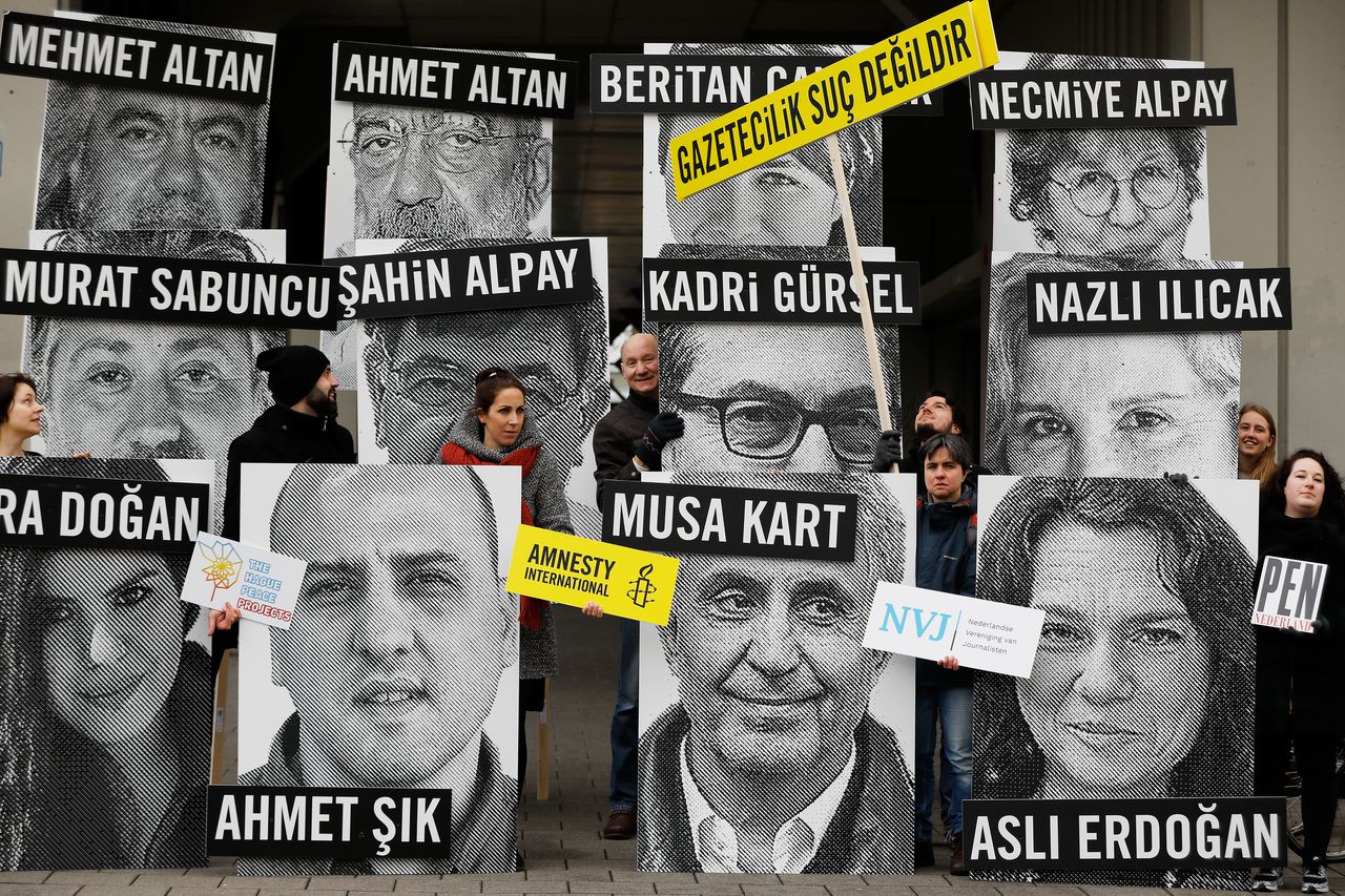 Actievoerders vroegen vorige week voor het consulaat van Turkije om de vrijlating van journalisten. Amnesty International voert samen met de Nederlandse Vereniging van Journalisten, PEN Nederland en The Hague Peace Projects actie voor journalisten in Turkije.