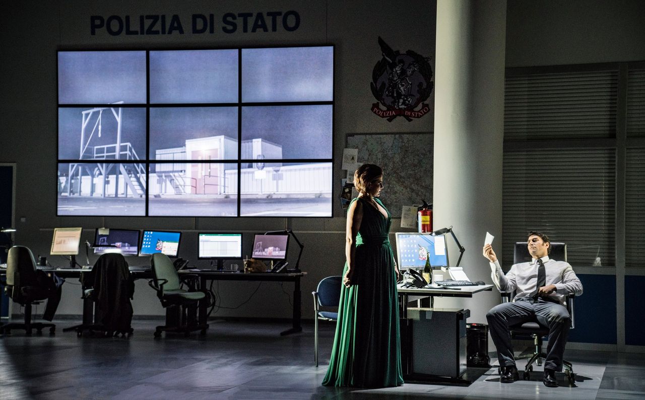 Tosca in een modern politiebureau 