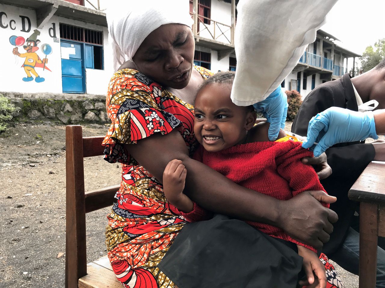 Een meisje in Congo krijgt een vaccinatie tegen mazelen.