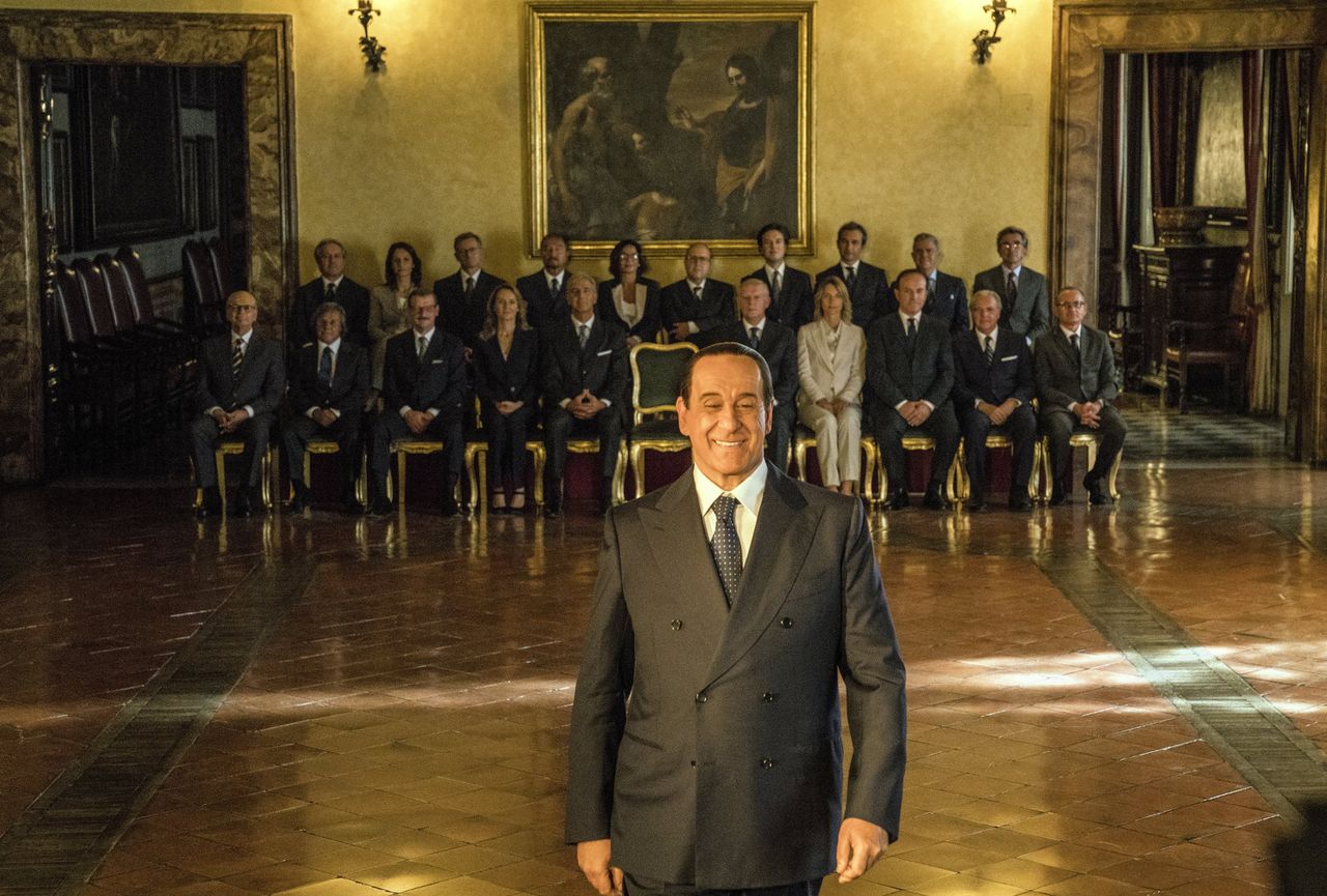Toni Servillo steelt de show als Silvio Berlusconi in ‘Loro’.