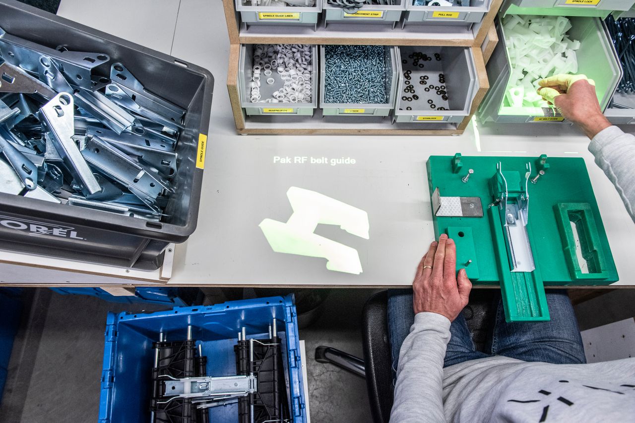 Op de sociale werkplaats Senzer wordt augmented reality gebruikt bij de begeleiding van werknemers in hun werk, het vervaardigen van Maxi-Cosi-kinderstoelen.